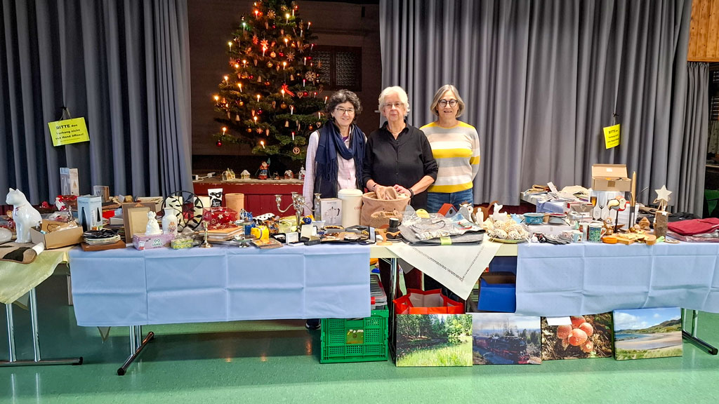 Basartisch der ATTiS-Adventsfeier 2025 mit vielen Geschenkideen.