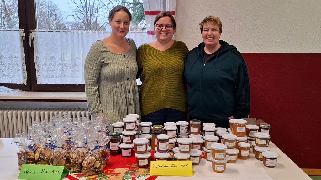Selbstgemachte Marmeladen und Kekse bei der ATTiS-Adventsfeier 2025.