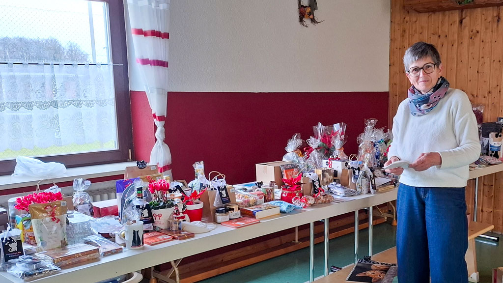 Tombola der ATTiS-Adventsfeier 2025 mit vorbereiteten Gewinnen.