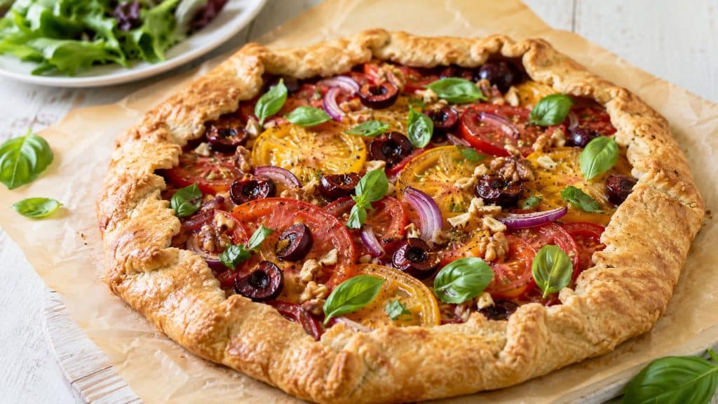 Vegane Tomaten-Kirsch-Galette mit Basilikum